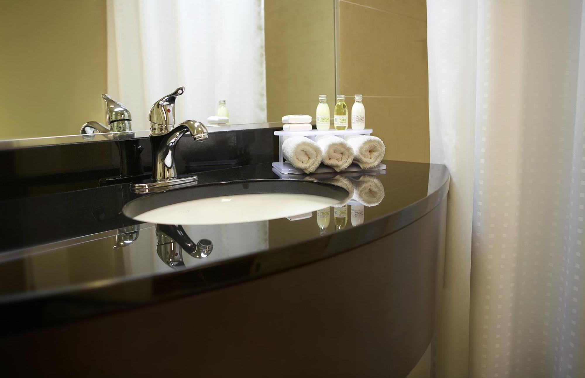 Holiday Inn & Suites Montreal Airport By Ihg Dorval Dış mekan fotoğraf